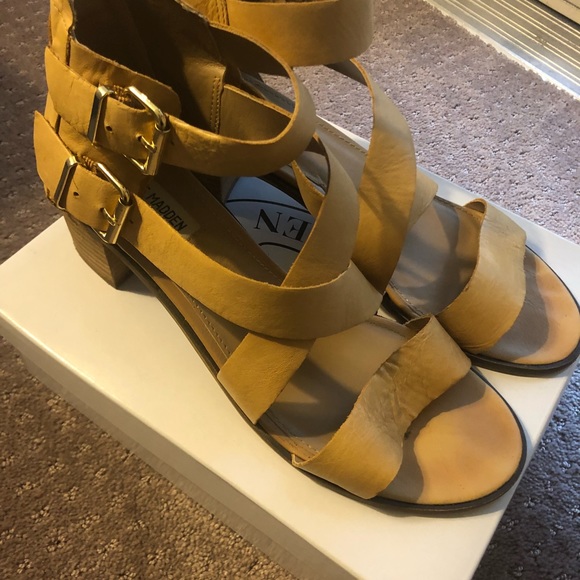 Steve Madden Rosana Sandal in Tan - Picture 3 of 8
